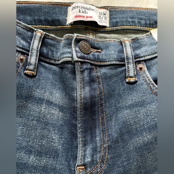 NWT Abercrombie kids distressed knee skinny jeans medium blue size 15/16 slim - Picture 5 of 7